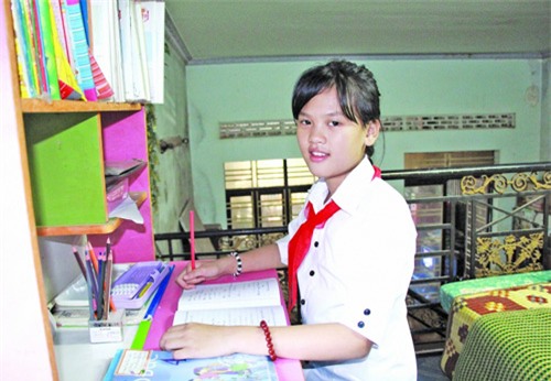 B&eacute; L&ecirc; Trần Ngọc Tr&acirc;m b&ecirc;n b&agrave;n học với ước mơ l&agrave;m b&aacute;c sĩ. Ảnh: Ngọc H&ugrave;ng.