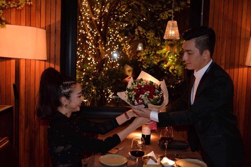 
Bảo Duy đi ăn tối với cô gái lạ trong ngày Valentine.
