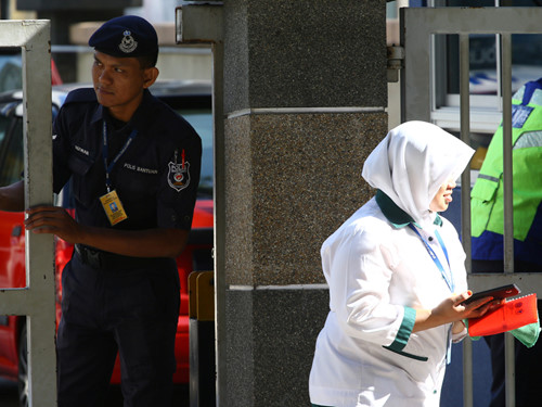 
Cánh cổng ở khu vực lưu giữ thi thể ông Kim Jong-nam tại bệnh viện đa khoa Kuala Lumpur chỉ mở ra cho nhân viên an ninh, y tế và quan chức Malaysia. Ảnh: Reuters
