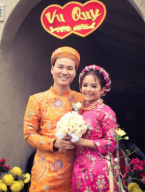 
Ca sĩ Đình Bảo chấm dứt đời độc thân ở tuổi 36. Vợ anh tên Helen Nguyễn, sinh năm 1982.
