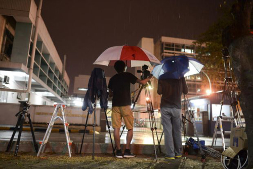 
Giới truyền thông chờ đợi bên ngoài nhà xác bệnh viện Kuala Lumpur. Ảnh: The Star
