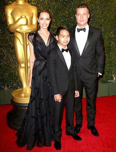 
Tháng 11/2013, cậu cả gần 13 tuổi, trông lịch lãm như bố Brad Pitt khi tới ủng hộ mẹ Jolie nhận tượng vàng Oscar nhân đạo ở Hollywood. Hình ảnh Maddox tại sự kiện này khiến nhiều người bất ngờ bởi cậu bé người Campuchia bé nhỏ ngày nào giờ đã thành một thiếu niên phổng phao.
