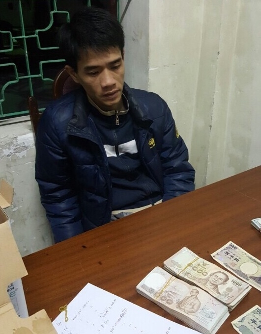 Đối tượng Bình cùng số ngoai tệ tang vật tại cơ quan công an.