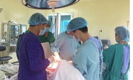 Các BS BV Ung bướu Hà Nội phẫu thuật cắt bỏ vú cho một bệnh nhân bị hoại tử do đắp lá