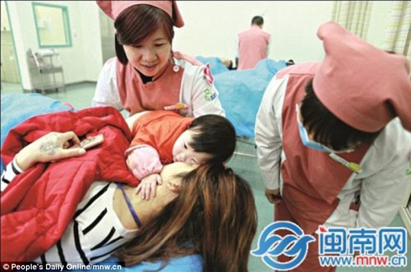 
Xiao Hua âu yếm ôm mẹ ở bệnh viện, không chịu rời.
