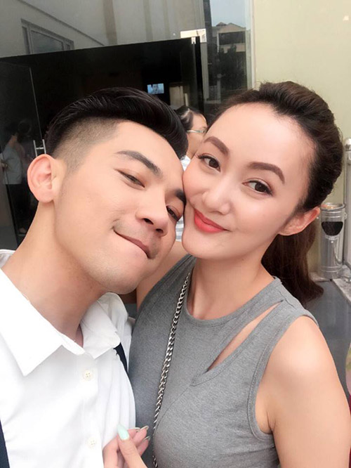 Cặp đôi đã yêu nhau được một năm và sẽ làm đám cưới vào tháng 3 tới.