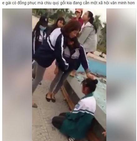 Nữ sinh bị bạn bắt quỳ gối xin lỗi (ảnh từ clip)