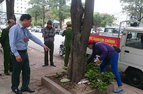 Tổ c&ocirc;ng t&aacute;c thuộc phường Dịch Vọng Hậu, Cầu Giấy nhắc nhở, y&ecirc;u cầu c&aacute;c hộ d&acirc;n kinh doanh bu&ocirc;n b&aacute;n vỉa h&egrave; thu dọn r&aacute;c thải. Ảnh: Sơn Dương