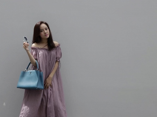 Tạo dáng khoe street style điệu đà mix cùng chiến túi hàng hiệu