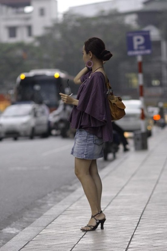 Ở một khoảnh khắc khác, Hoài Anh diện Street style đầy nữ tính nhưng cũng rất hiện đại, khác xa những hình ảnh nghiêm túc của cô trên sóng truyền hình