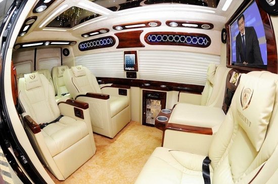 Đầy đủ tivi và các trang thiết bị cần thiết để sinh hoạt như một căn phòng làm việc di dộng.