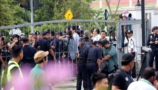 
Giới chức chỉ cho ph&eacute;p 15 ph&oacute;ng vi&ecirc;n Malaysia v&agrave; 15 ph&oacute;ng vi&ecirc;n quốc tế v&agrave;o trong t&ograve;a, d&ugrave; khoảng 100 ph&oacute;ng vi&ecirc;n kh&aacute;c đ&atilde; v&acirc;y quanh nơi n&agrave;y từ sớm. Ảnh: My Metro.
