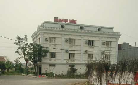 Nhà nghỉ nơi bé K. bị nghi phạm lạ dụ dỗ vào mấy giờ đồng hồ