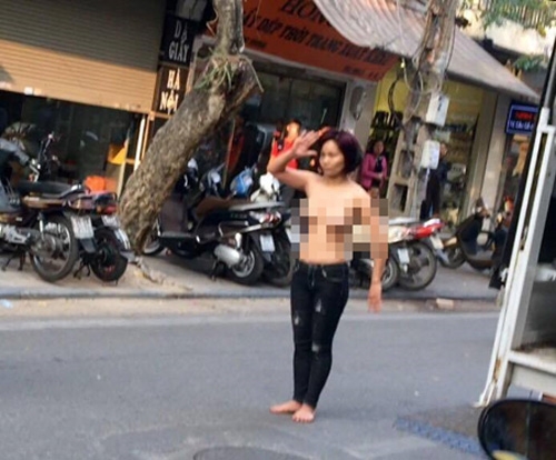 C&ocirc; g&aacute;i trẻ nghi ng&aacute;o đ&aacute; l&agrave;m loạn phố cổ H&agrave; Nội.