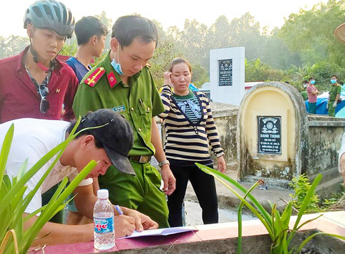 Cảnh s&aacute;t khai quật mộ ch&aacute;u b&eacute; h&ocirc;m 9/2 để t&igrave;m nguy&ecirc;n nh&acirc;n tử vong. Ảnh: CTV
