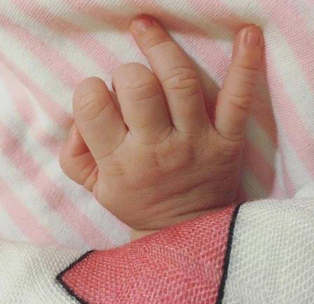 
Yến Phương chia sẻ ảnh bàn tay con gái mới sinh.
