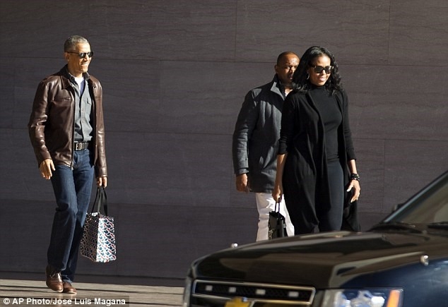 
Vợ chồng ông Obama tại Bảo tàng Nghệ thuật Quốc gia Washington hôm 5/3. Ảnh: AP.
