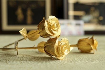 Theo tìm hiểu của PV, trong dịp 8/3, ngoài những món quà như bông hồng mạ vàng được bán khá nhiều với giá vài triệu đồng/bông trên thị trường thì năm nay xuất hiện những bông hồng được đúc bằng vàng nguyên khối được nhiều khách hàng đặt làm.