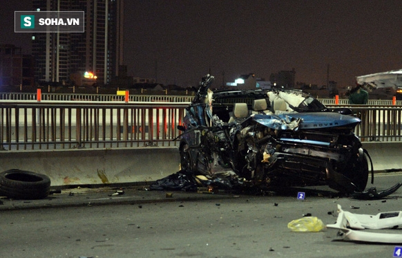 Chiếc xe sang biến dạng hoàn toàn nằm trên cầu Sài Gòn rạng sáng 5/3.