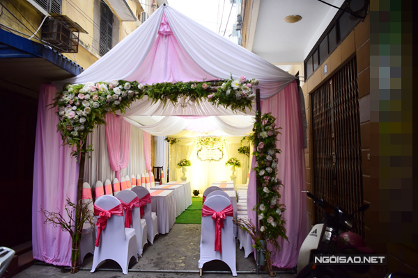 
Tại nhà riêng của Á hậu Hoàng Anh nằm ở một khu tập thể Cầu Diễn (Hà Nội), rạp cưới được dựng từ hôm qua (6/3). Phần rạp với tone hồng - trắng nhẹ nhàng và điểm xuyết bằng hoa tươi.
