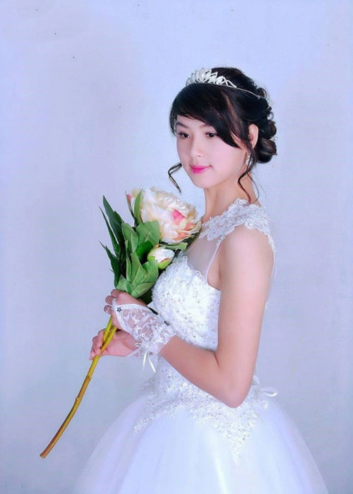 
Đỗ B&iacute;ch đẹp ngọt ng&agrave;o trong v&aacute;y trắng c&ocirc; d&acirc;u
