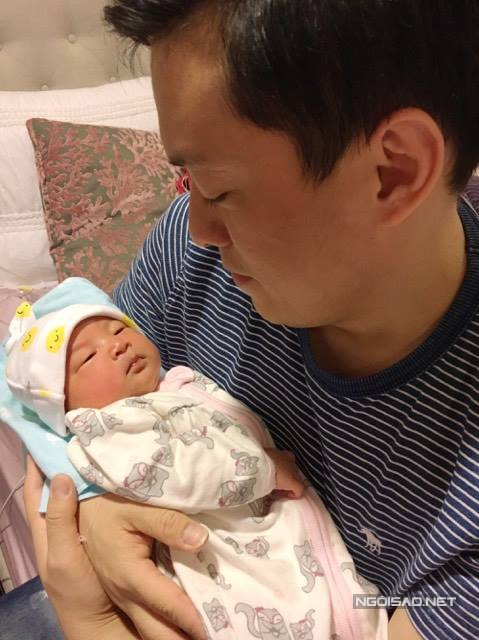 Lam Trường hạnh phúc ôm con gái mới ra đời. 