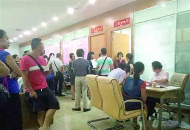 
C&aacute;c cặp vợ chồng trong l&agrave;ng đổ x&ocirc; đi l&agrave;m thủ tục ly h&ocirc;n để nhận th&ecirc;m nhiều tiền bồi thường. (Ảnh minh họa: Daily Mail)
