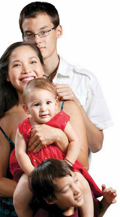 
L&ecirc; Vy v&agrave; c&aacute;c con với người chồng Ph&aacute;p.
