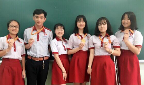 
Hà Vi (thứ hai từ phải qua) cùng các bạn giành giải ở kỳ thi Olympic cấp tỉnh. Ảnh: Nguyễn Phú.
