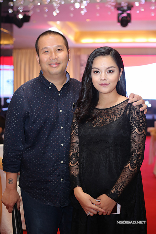 
Vợ chồng Quang Huy - Phạm Quỳnh Anh đi sự kiện khi nữ ca sĩ đang mang bầu 8 tháng.
