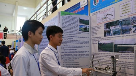 
Thí sinh tham gia cuộc thi Khoa học kỹ thuật quốc gia năm học 2016-2017 (khai mạc ngày 6/3). Ảnh: Tiền Phong.
