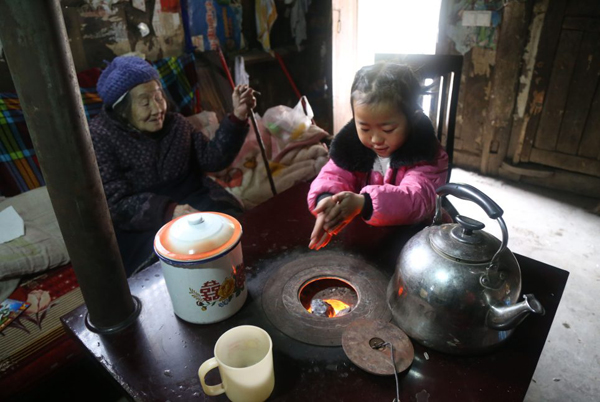 
Wang Anna, 5 tuổi, sống cùng bà và cụ nội&nbsp;ở thành phố miền núi Zunyi, tây nam Trung Quốc. Do viêm khớp nên bà cô bé bị hạn chế trong các hoạt động thường ngày và không thể tự đứng. Trong khi đó, cụ nội&nbsp;Anna năm nay đã 92 tuổi.

