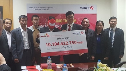 
Đại diện Vietlott trao thưởng hơn 10 tỷ cho kh&aacute;ch h&agrave;ng Quảng Ninh.
