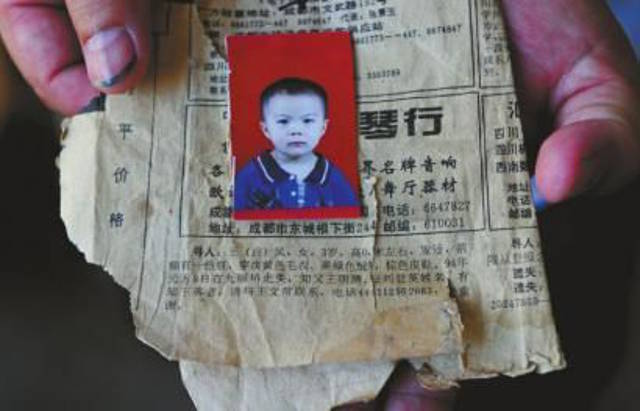 
Bức ảnh hiếm hoi chụp cô con gái đã mất tích của vợ chồng anh Wang.
