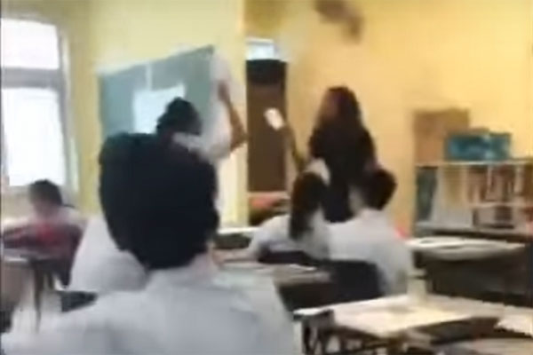 
Nữ trợ giảng và học sinh xung đột ngay giữa lớp học. Ảnh cắt từ video.
