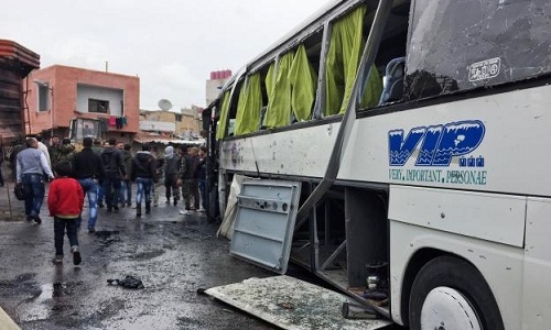 
Hiện trường vụ đánh bom kép ở Damacus. Ảnh: Reuters
