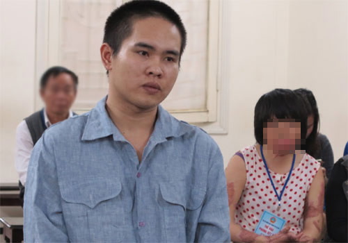 
Bị c&aacute;o Th&agrave;nh trước v&agrave;nh m&oacute;ng ngựa kh&ocirc;ng một lần nh&igrave;n lại người vợ ngồi ph&iacute;a sau.
