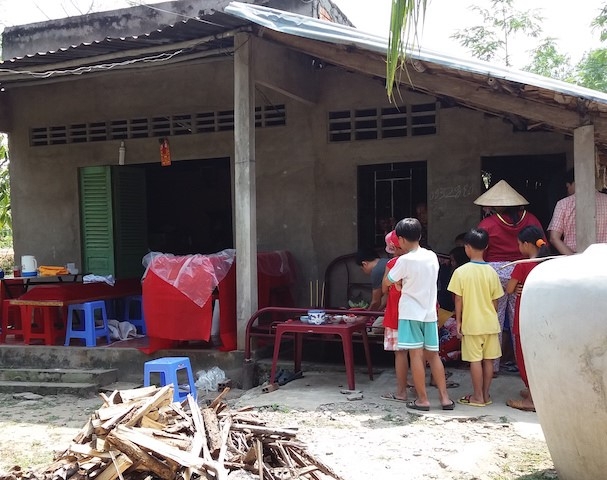 Gia đ&igrave;nh tổ chức an t&aacute;ng cho ch&aacute;u Ngọc. Ảnh Minh Anh.