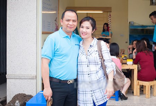 Hai vợ chồng vừa làm nghệ thuật vừa kinh doanh để trang trải cuộc sống