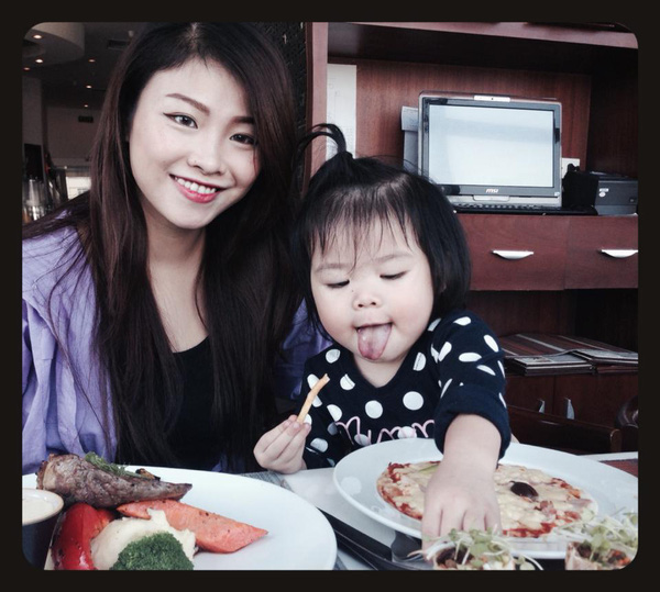Hình ảnh dễ thương của bé Miu, Minh Anh hồi nhỏ và mẹ