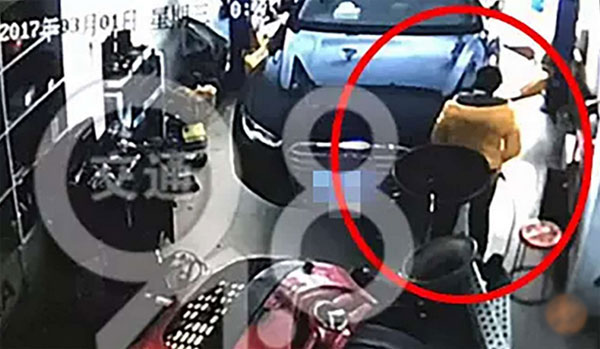 
Camera ghi lại cảnh người phụ nữ rặn đẻ trong gara ôtô.
