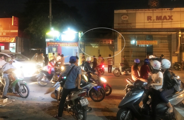 Lửa bao tr&ugrave;m căn nh&agrave;, đồng thời l&agrave; cơ sở sản xuất keo d&aacute;n tr&ecirc;n đường B&igrave;nh Long, đang bị kho&aacute; k&iacute;n với 2 lớp cửa.
