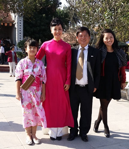 
Đến nay sau 30 năm, tổ ấm của cặp nghệ sĩ ng&agrave;y c&agrave;ng hạnh ph&uacute;c v&igrave; c&oacute; th&ecirc;m sự hiện diện của 2 c&ocirc; con g&aacute;i xinh đẹp
