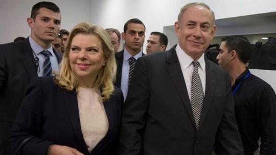 
Vợ chồng Thủ tướng Israel Benjamin Netanyahu ra tòa hôm 14/3 tham dự phiên xử kiện ông bà bị nhà báo bôi nhọ. Ảnh: AP

