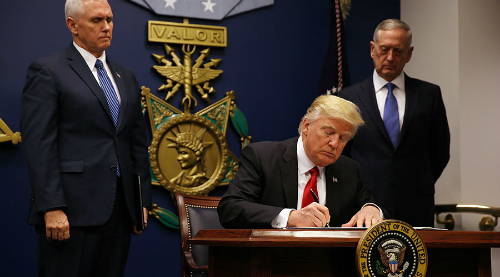 
Trump ký sắc lệnh cấm nhập cảnh. Ảnh: Reuters
