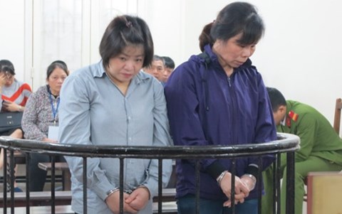 Nguyễn Thị Hằng (bên phải) cùng đồng phạm tại phiên tòa