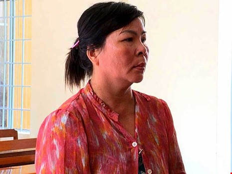 
Bị cáo Nguyễn Thị Kiều, người liên tục có bầu, sinh con để né án tù, tại phiên tòa sơ thẩm.

