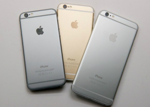 iPhone 6 và 6 Plus hàng mới chỉ còn trên kệ hàng chính hãng nhưng giá vẫn cao, ở mức 10 triệu đồng.