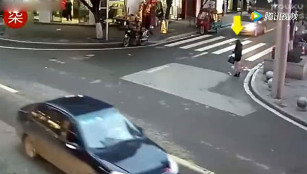 
Ảnh chụp màn hình camera giao thông trên đường phố ghi lại cảnh cô gái trẻ lấy tiền từ trong túi vứt tung ra đường.
