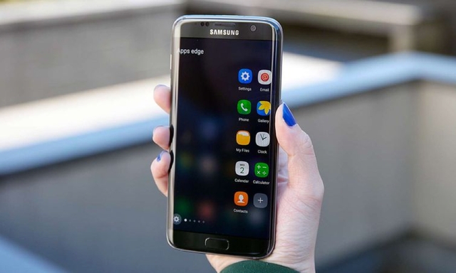 
Người dùng đã có thể tận hưởng trải nghiệm đa nhiệm hiện đại nhiều hơn với màn hình cong tràn 2 cạnh của Galaxy S7 edge, nay hứa hẹn sẽ còn có những trải nghiệm tuyệt hơn nữa nếu các tin đồn về màn hình Infinity Display của Galaxy S8 thành hiện thực
